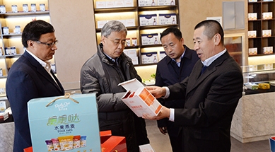 中國(guó)人民銀行黨委書(shū)記、中國(guó)銀保監(jiān)會(huì)主席郭樹(shù)清蒞臨公司調(diào)研產(chǎn)業(yè)化扶貧工作